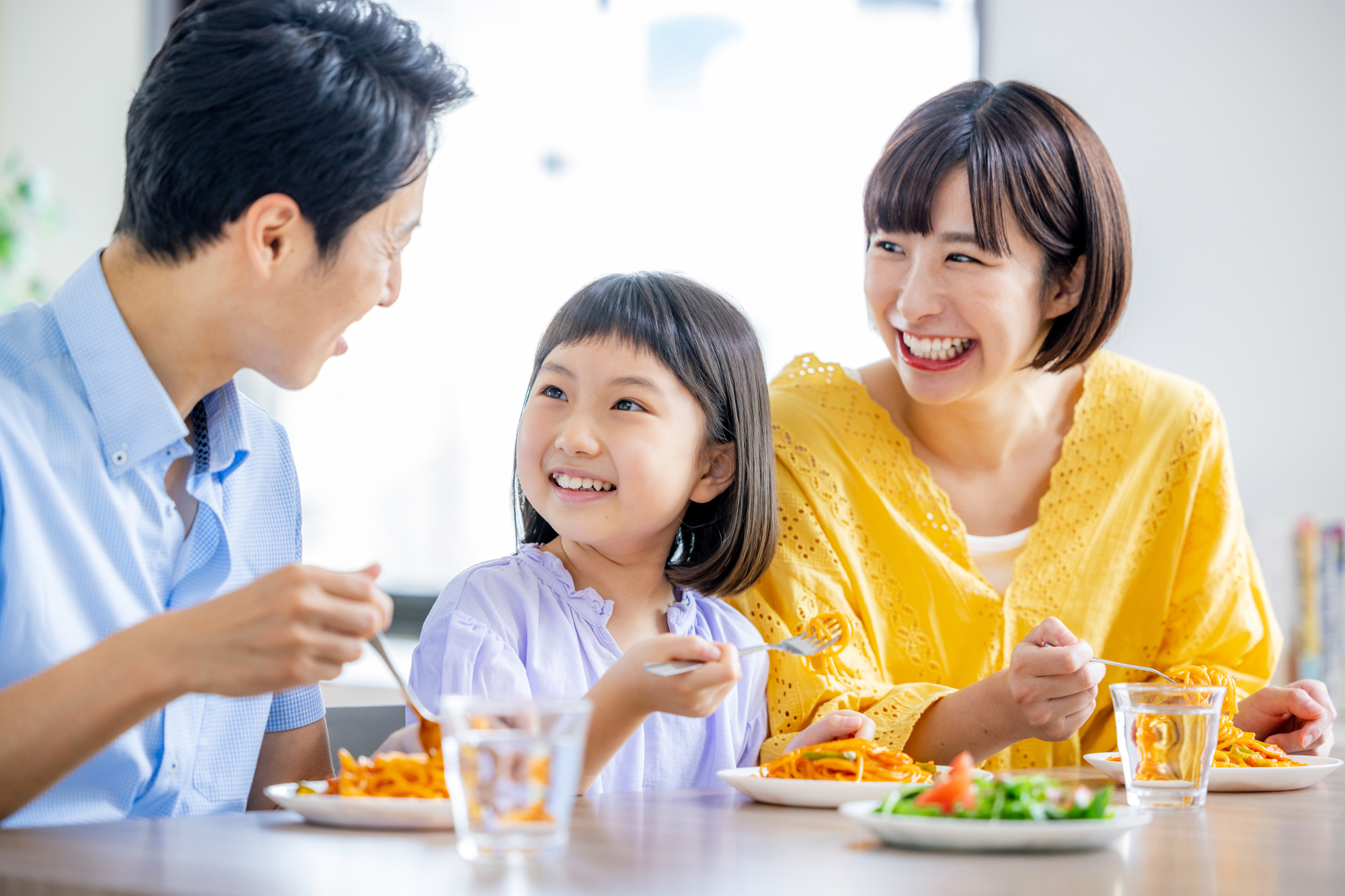 家族みんなで食事