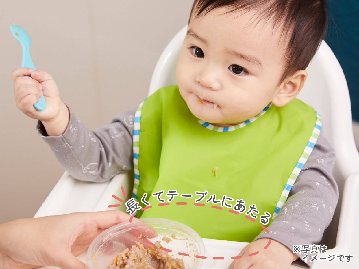 従来サイズのエプロンが長く、テーブルにあたってしまっている様子